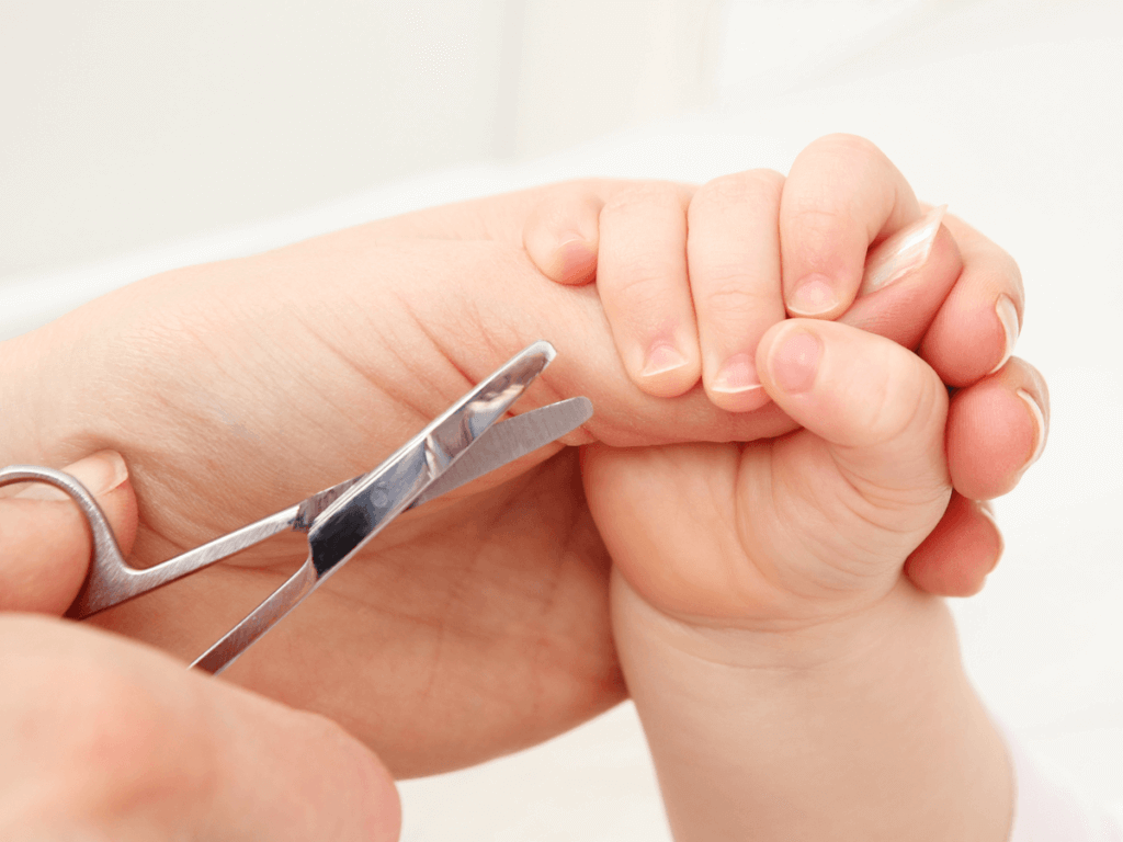 赤ちゃんの爪切りはいつやる？頻度はどうする？