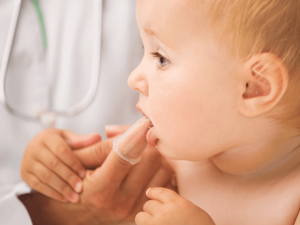 赤ちゃんが歯磨きを嫌がる時の対処法！ガーゼが使える？