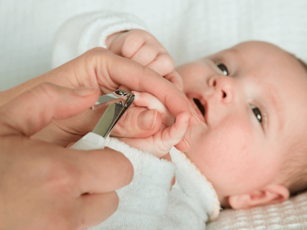 赤ちゃんの爪切りのコツ！失敗しないには電動やすりが必要？