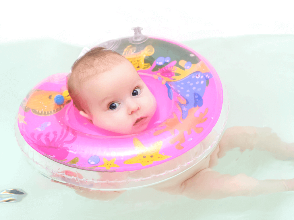 赤ちゃんのお風呂で使うスイマーバはいつから？サイズや正しい付け方を知って事故のない安全なバスタイムを