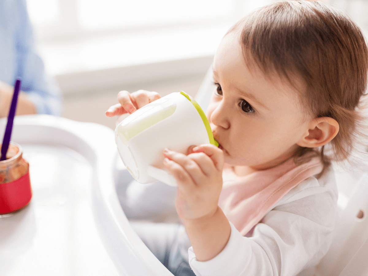 赤ちゃんのコップ飲みの練習方法は？上手にできる8つのコツとおすすめベビーマグ7選(2)