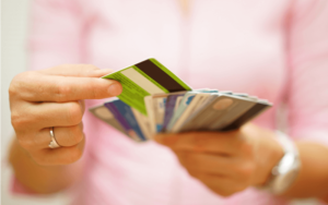 クレジットカードとデビットカードは結局どっちが使いやすい？
